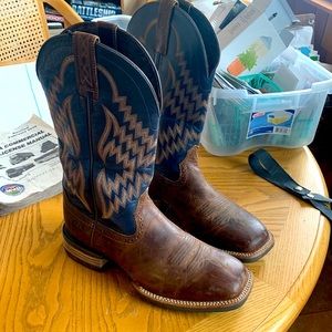 Size 8 Ariat cowboy boots